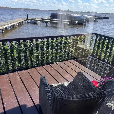 Woonboot De Witte Loosdrechtse Plassen * Loosdrecht